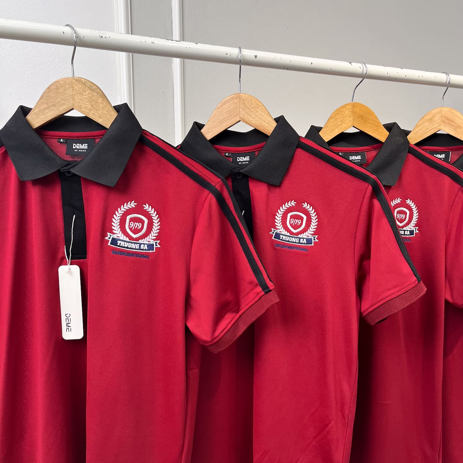 Đồng phục lớp Áo polo De-nova màu Đỏ phối cổ đen