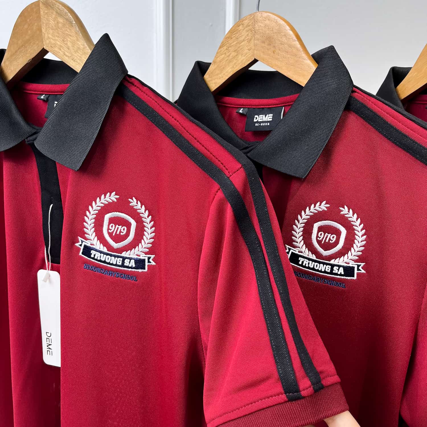 Đồng phục lớp Áo polo De-nova màu Đỏ phối cổ đen