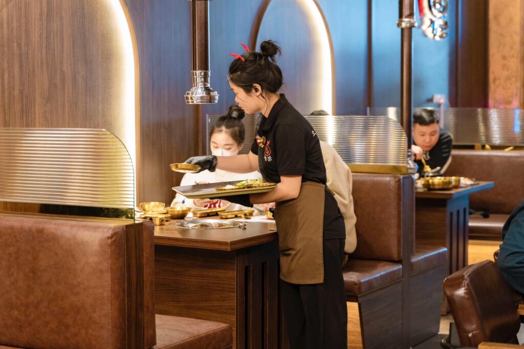 Xu hướng đồng phục FnB – Chìa khóa nâng tầm chuyên nghiệp và trải nghiệm khách hàng Xu hướng đồng phục FnB – Chìa khóa nâng tầm chuyên nghiệp và trải nghiệm khách hàng